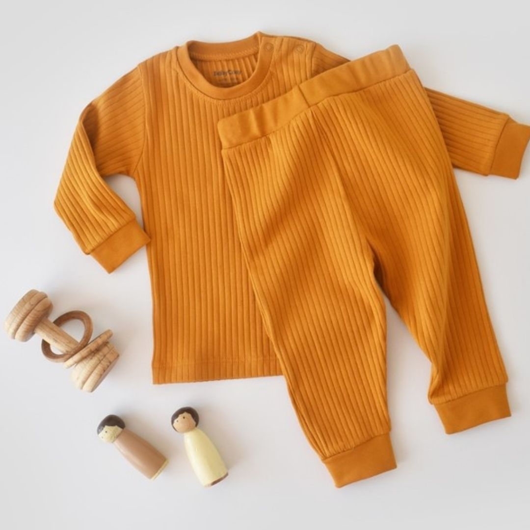 Ensemble pantalon et t-shirt RIBANA en 95% coton biologique 5% élasthanne